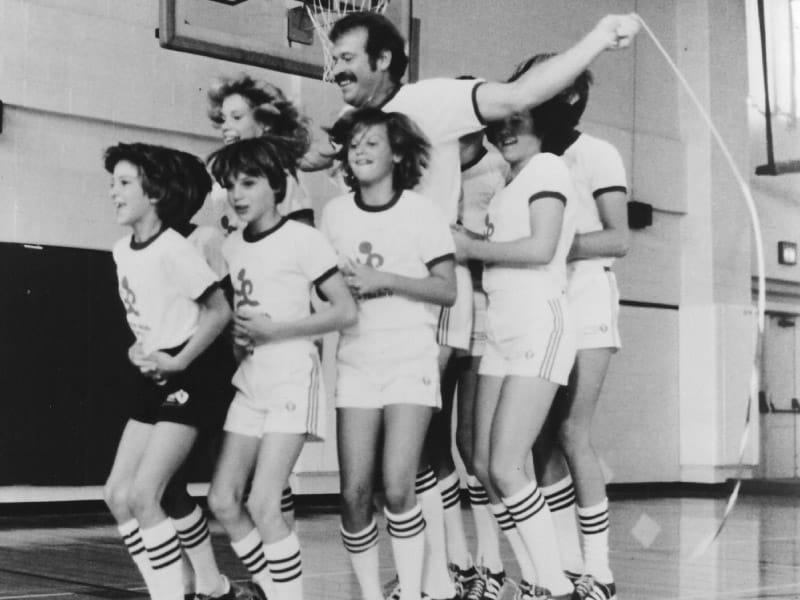 With their coach, physical education teacher Richard Cendali (center), 跳绳队是1981年“心灵跳绳”全国表演队, 这是一个以学校为基础的挑战，早于今天的儿童心脏挑战和美国心脏挑战. 跳绳队来自科罗拉多州博尔德山谷的学校. (American Heart Association archives)