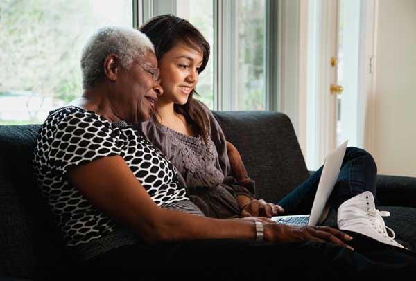 Abuela y nieta investigando en una computadora portátil