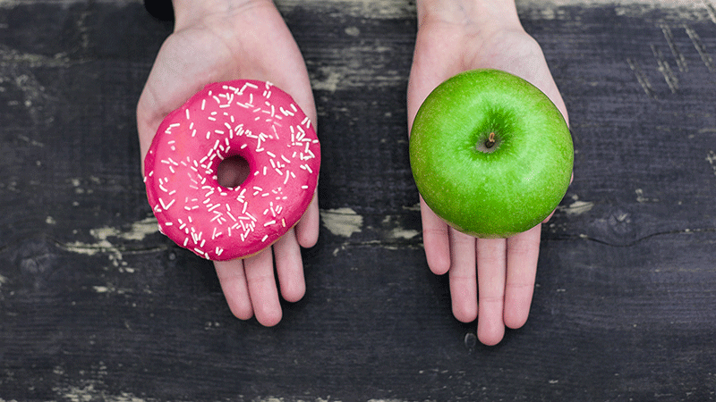 手显示选择一个苹果或一个甜甜圈