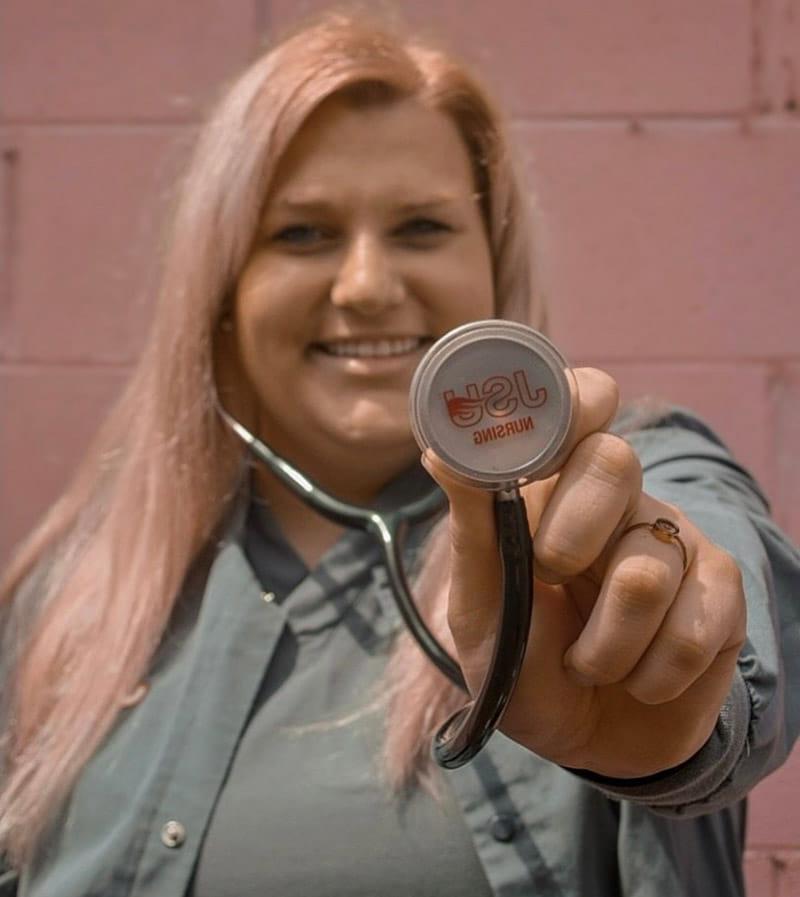 布丽安娜科尔奎特, 现在是一名护理专业的学生, 她给邻居做心肺复苏术的时候是高中生吗. (摄影:玛丽·特纳)