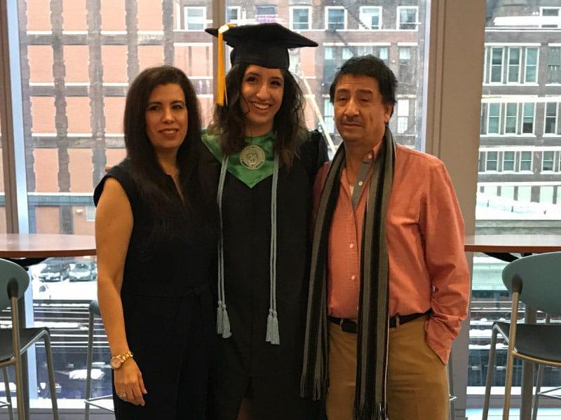 Melissa Rodriguez Mendoza(中)和她的父母. (照片由Melissa Rodriguez Mendoza提供)