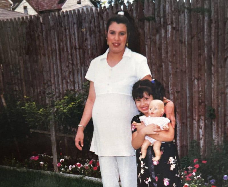 梅丽莎·罗德里格斯·门多萨当她还是个孩子的时候和她的母亲，吉列米娜·罗德里格斯. (照片由Melissa Rodriguez Mendoza提供)