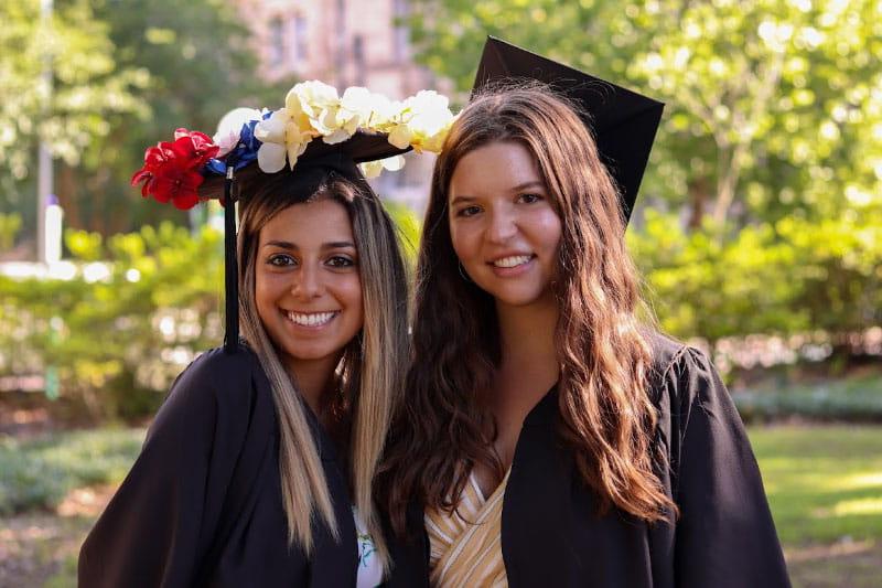 Maria Patrizia Santos(右)和她的朋友Natalie Coburn在2019年毕业典礼上. (Foto cortesía de María Patrizia Santos)