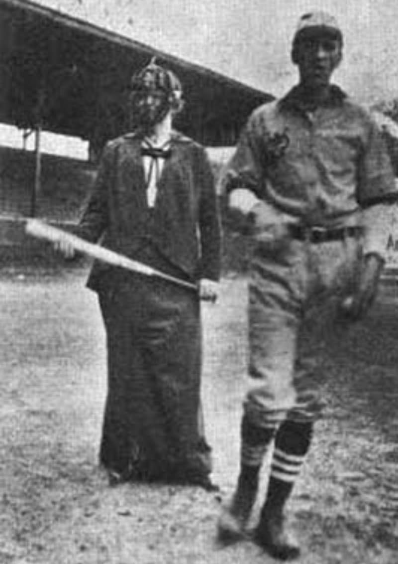 1914年，Jessamine Whitney(右)受邀担任慈善棒球比赛的裁判. 站在她旁边的是选手帕特·威瑟比. (摘自《线上娱乐电子游戏网站》第6卷. 32)