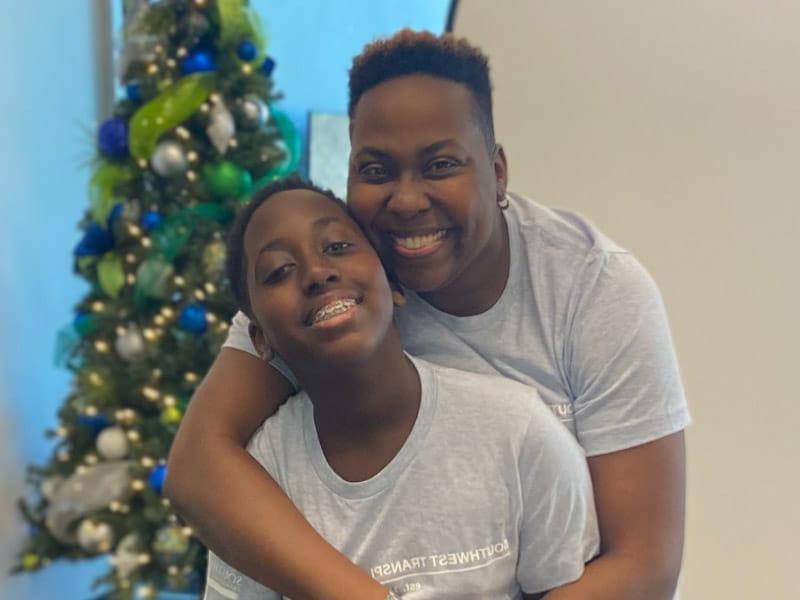 Brittany Clayborne(左)和她13岁的儿子, Micah, 谁在2023年12月被诊断为肥厚性心肌病后还在等待移植新心脏. (图片由Brittany Clayborne提供)