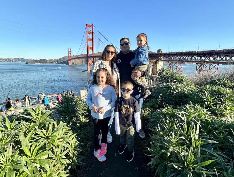 伊莱亚斯·索托和他的家人在旧金山. 从左至右顺时针:Emilia, Rafael, Cecilia, Zulay和Elias. (Foto cortesía de Cecilia Galeana)