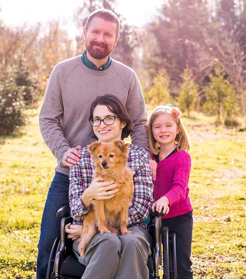 丽莎·安德森和她的家人. 左起顺时针:女儿弗利，丈夫Jacob, 丽莎和家里的狗Ivy.(摄影:Amanda Orelman Photography)